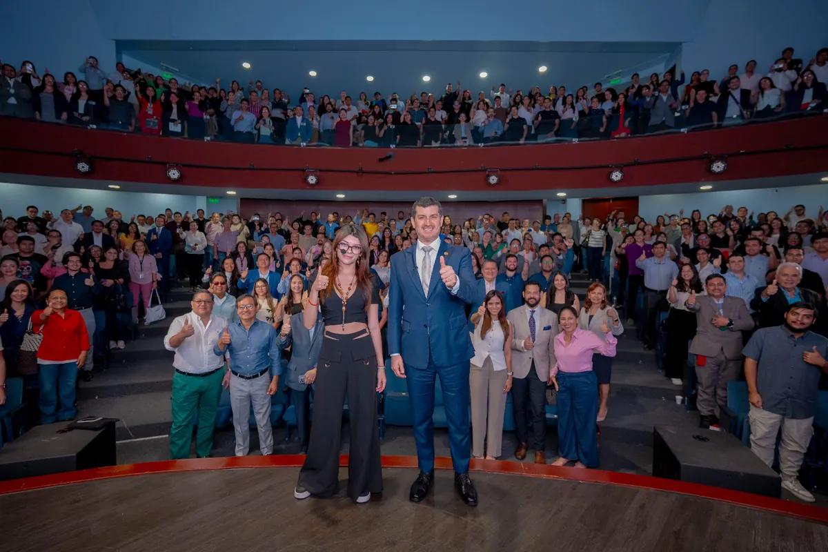 Ivonne Ayala frente a un auditorio lleno en la Cámara de Comercio de Guayaquil.