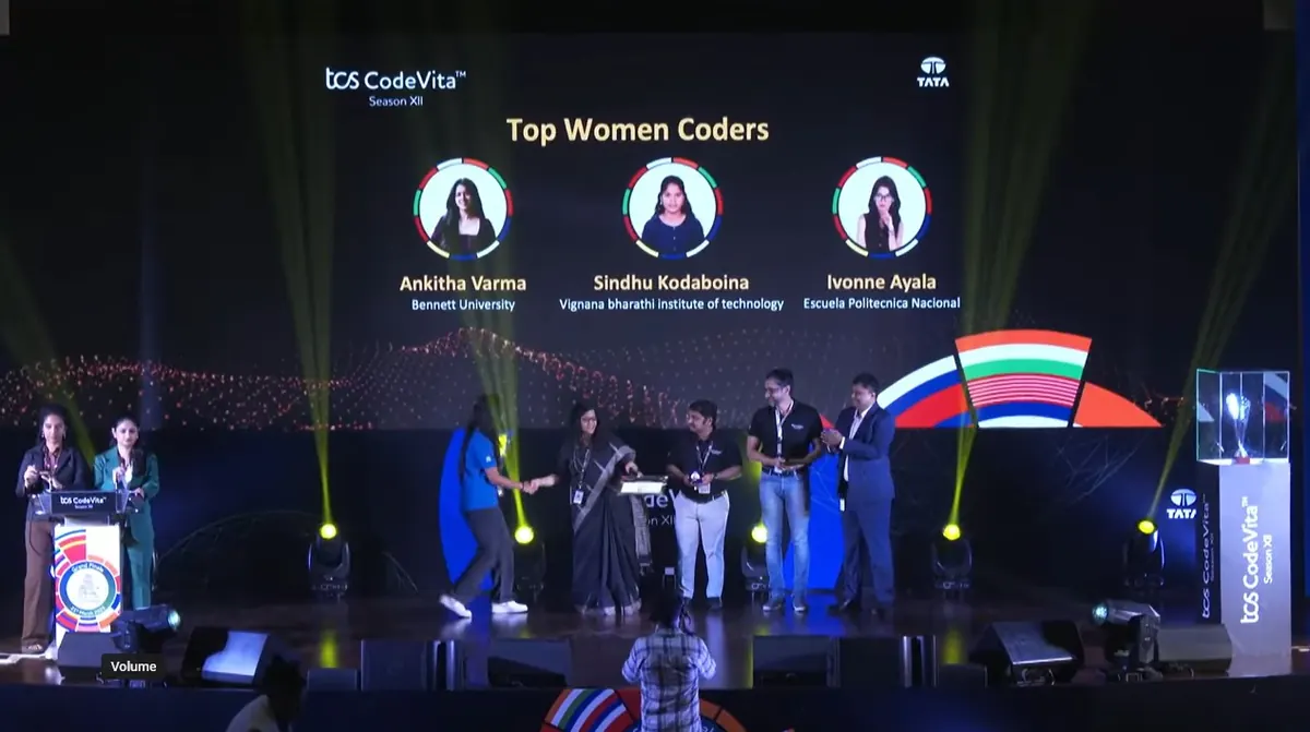 Escenario de premiación de TCS CodeVita con el título Top Women Coders.