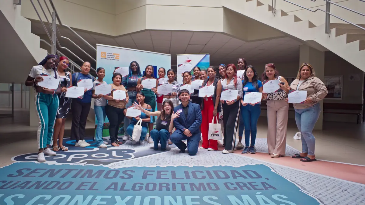 Mujeres emprendedoras de Isla Trinitaria con sus certificados junto a Ivonne Ayala.
