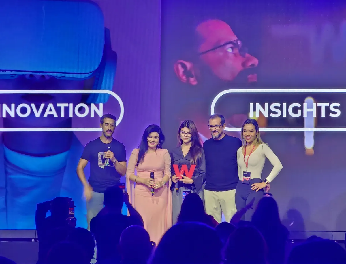 Ivonne Ayala recibiendo un premio en Web Congress.